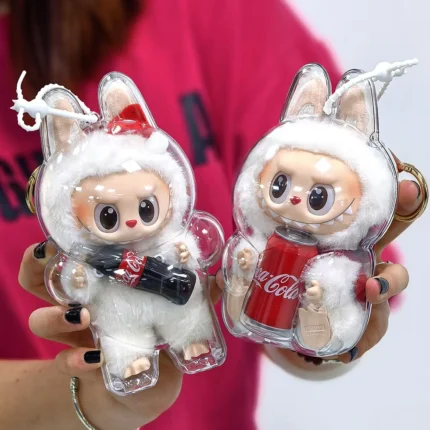 Exposez votre Labubu Coke Happy Factor avec style grâce à notre étui de protection transparent ! Fabriqué en acrylique transparent de haute qualité, cet étui de présentation anti-poussière s'adapte parfaitement à votre mini-poupée Coca-Cola, la protégeant des rayures et de la saleté tout en mettant en valeur son design rouge et blanc éclatant. Idéal pour les collectionneurs, cet étui de protection Labubu Coke Happy Factor est doté d'une fermeture sécurisée et d'un porte-clés en option pour une meilleure portabilité. Qu'il soit exposé sur une étagère ou accroché à votre sac, il gardera votre mini-poupée impeccable. Achetez dès maintenant sur lafufu.fashion et bénéficiez de la livraison gratuite dans le monde entier !